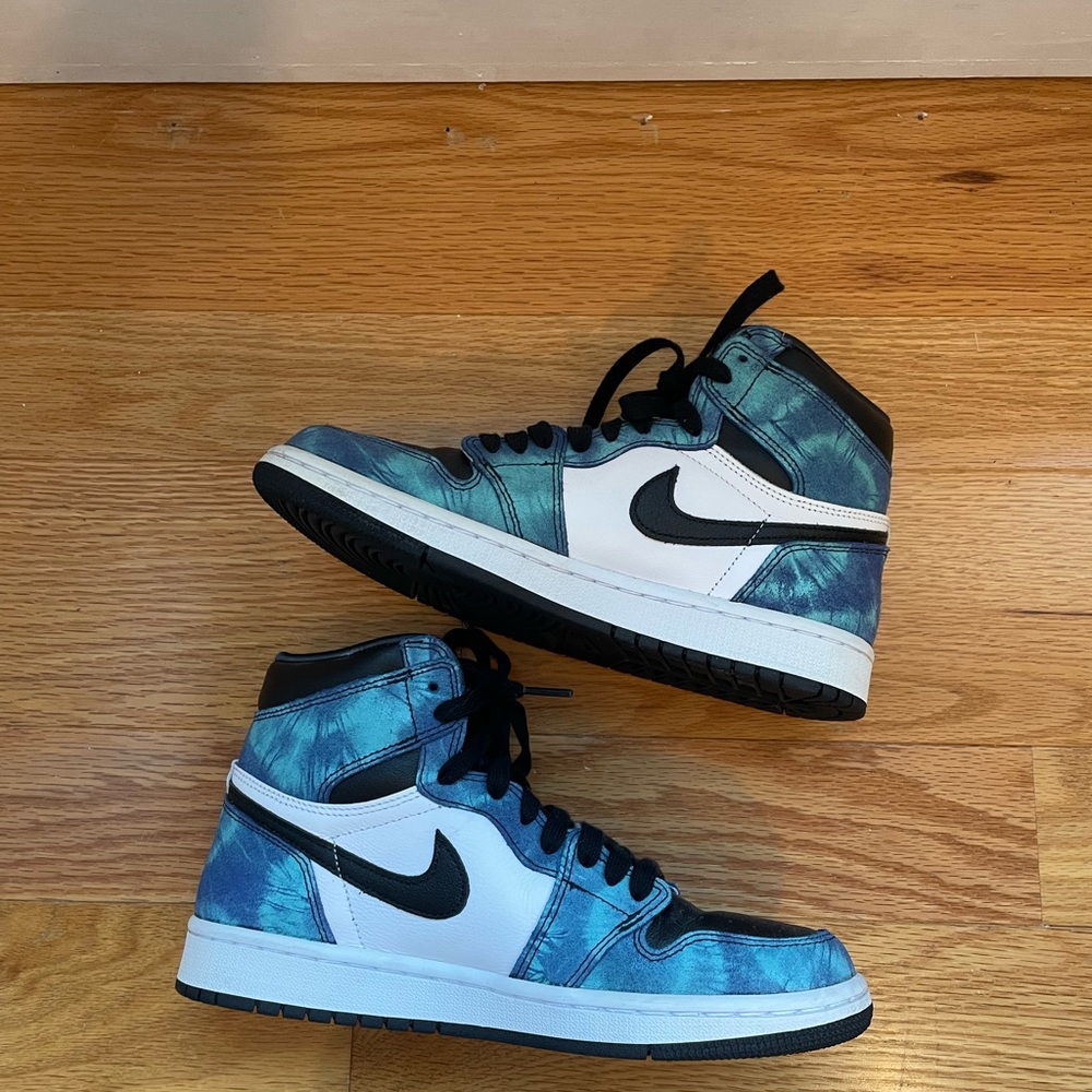 Jordan 1 Retro High
Tie Dye (Women's) size 8